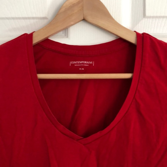 Red v-neck t-shirt from La Contemporaine by Simons - Picture 2 of 6